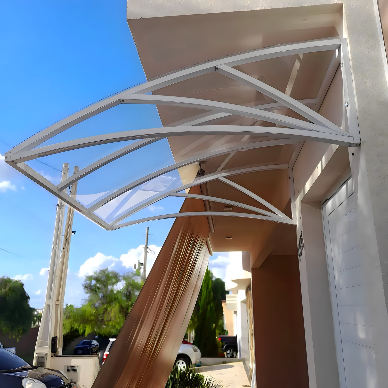 Os toldos e coberturas oferecem proteção contra sol e chuva, conforto térmico e valorização do ambiente. O toldo de lona é resistente e versátil, o de policarbonato permite luz natural com proteção UV, e o retrátil oferece praticidade com abertura ajustável. O toldo cortina protege contra vento e chuva, enquanto as coberturas retrátil, de policarbonato, sanduíche e sombrite garantem durabilidade e eficiência. Ideais para residências e comércios, proporcionam mais segurança e conforto.