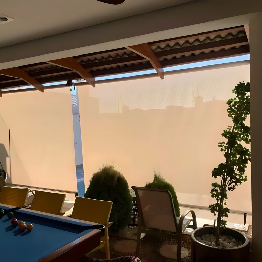 Os toldos e coberturas oferecem proteção contra sol e chuva, conforto térmico e valorização do ambiente. O toldo de lona é resistente e versátil, o de policarbonato permite luz natural com proteção UV, e o retrátil oferece praticidade com abertura ajustável. O toldo cortina protege contra vento e chuva, enquanto as coberturas retrátil, de policarbonato, sanduíche e sombrite garantem durabilidade e eficiência. Ideais para residências e comércios, proporcionam mais segurança e conforto.