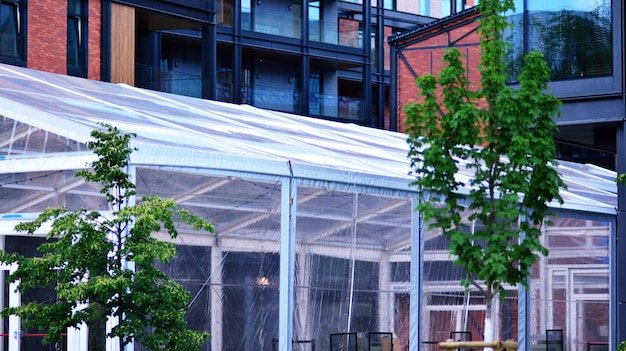 Benefícios dos Toldos de Policarbonato para Ambientes Externos e Jardins