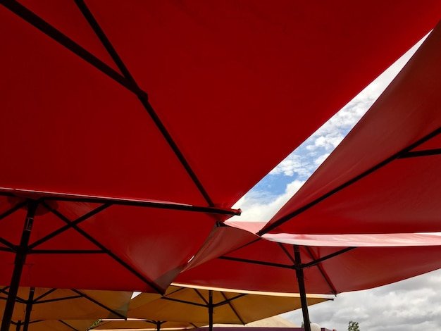 Os Benefícios dos Toldos de Lona para Ambientes Externos e Como Escolher o Ideal